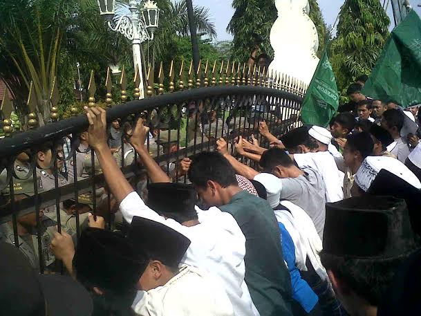 Kehadiran Asda II Cilegon Ditolak Massa
